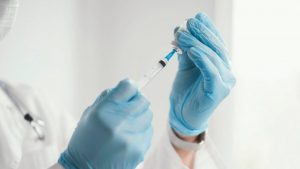 /uploads/2022/01/doctor-getting-ready-vaccine-patient-960x540-1-300x169.jpg